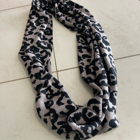 BCBG MAX AZRIA Wrap / Scarf 🧣 - Picture 7 of 8